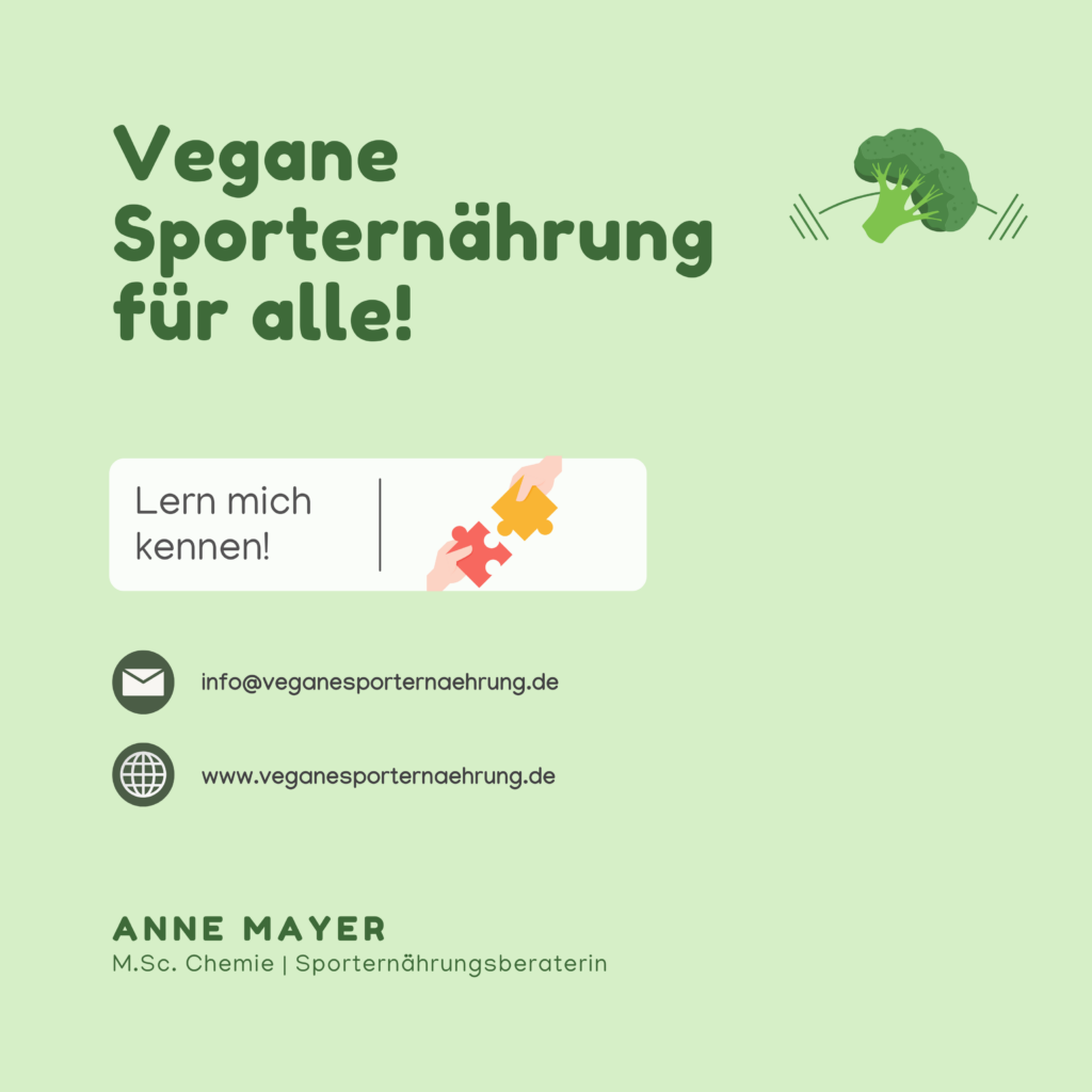 Grafik mit grünem Hintergrund und dem Titel 'Vegane Sporternährung für alle!' in großer, grüner Schrift. Rechts oben eine Illustration von einem Brokkoli. Darunter ein Feld mit dem Text 'Lern mich kennen!' und einer Illustration von zwei Händen, die Puzzleteile zusammenfügen. Unten links sind eine E-Mail-Adresse (info@veganesporternaehrung.de) und eine Website (www.veganesporternaehrung.de) angegeben. Am unteren Rand steht 'Anne Mayer, M.Sc. Chemie | Sporternährungsberaterin'.