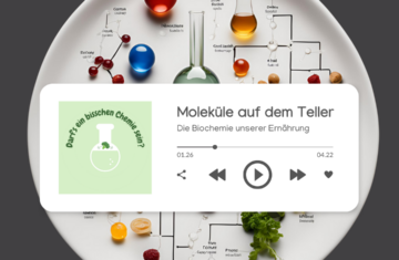 Ein stilisiertes Teller-Design mit chemischen Verbindungen und Lebensmitteln, das die Verbindung zwischen Chemie und Ernährung darstellt. Oben sind bunte Kugeln und Laborutensilien wie ein Erlenmeyerkolben abgebildet, unten verschiedene Lebensmittel wie Beeren und Brokkoli. Im Vordergrund ist ein Podcast-Player mit dem Titel 'Moleküle auf dem Teller – Die Biochemie unserer Ernährung' sowie das Logo des Podcasts 'Darf's ein bisschen Chemie sein?'. Unten rechts befindet sich ein kleines Brokkoli-Icon als Logo.