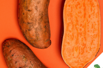 Drei Süßkartoffeln auf orangefarbenem Hintergrund, eine davon aufgeschnitten und mit gut sichtbarem, leuchtend orangem Inneren.