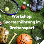 Verschiedene Sportgeräte wie Fußball, Tennis- und Badmintonschläger, Volleyball, Basketball, Baseballhandschuh und Laufschuhe liegen auf grünem Kunstrasen; in der Mitte steht in weißer Schrift „Workshop: Sporternährung im Breitensport“.