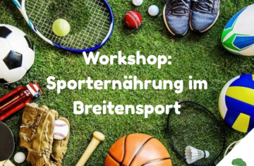 Verschiedene Sportgeräte wie Fußball, Tennis- und Badmintonschläger, Volleyball, Basketball, Baseballhandschuh und Laufschuhe liegen auf grünem Kunstrasen; in der Mitte steht in weißer Schrift „Workshop: Sporternährung im Breitensport“.