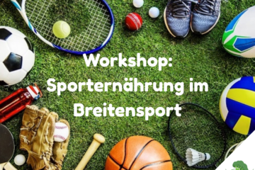 Verschiedene Sportgeräte wie Fußball, Tennis- und Badmintonschläger, Volleyball, Basketball, Baseballhandschuh und Laufschuhe liegen auf grünem Kunstrasen; in der Mitte steht in weißer Schrift „Workshop: Sporternährung im Breitensport“.