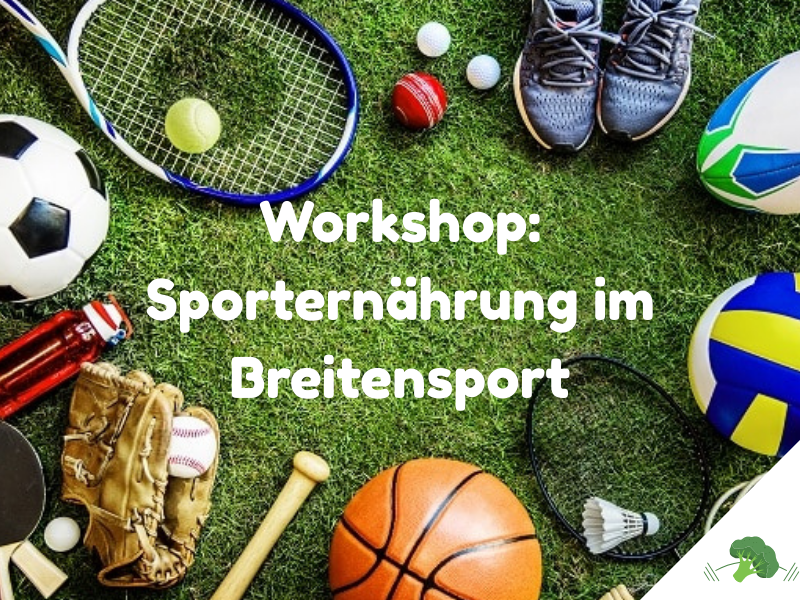 Verschiedene Sportgeräte wie Fußball, Tennis- und Badmintonschläger, Volleyball, Basketball, Baseballhandschuh und Laufschuhe liegen auf grünem Kunstrasen; in der Mitte steht in weißer Schrift „Workshop: Sporternährung im Breitensport“.