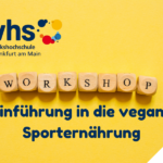 Holzwürfel mit Buchstaben bilden das Wort „Workshop“ auf einem gelben Hintergrund. Darüber das Logo der Volkshochschule Frankfurt am Main. Darunter steht: „Einführung in die vegane Sporternährung“.