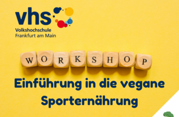 Holzwürfel mit Buchstaben bilden das Wort „Workshop“ auf einem gelben Hintergrund. Darüber das Logo der Volkshochschule Frankfurt am Main. Darunter steht: „Einführung in die vegane Sporternährung“.