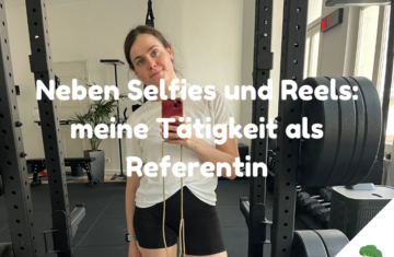 Frau steht in Sportkleidung in einem Fitnessraum, hält ein Smartphone in der Hand und macht ein Spiegelselfie. Im Hintergrund sind Hanteln, Geräte und Pflanzen zu sehen. Auf dem Bild ist ein Text eingeblendet: „Neben Selfies und Reels: meine Tätigkeit als Referentin“.