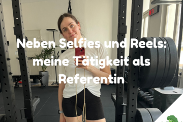 Frau steht in Sportkleidung in einem Fitnessraum, hält ein Smartphone in der Hand und macht ein Spiegelselfie. Im Hintergrund sind Hanteln, Geräte und Pflanzen zu sehen. Auf dem Bild ist ein Text eingeblendet: „Neben Selfies und Reels: meine Tätigkeit als Referentin“.