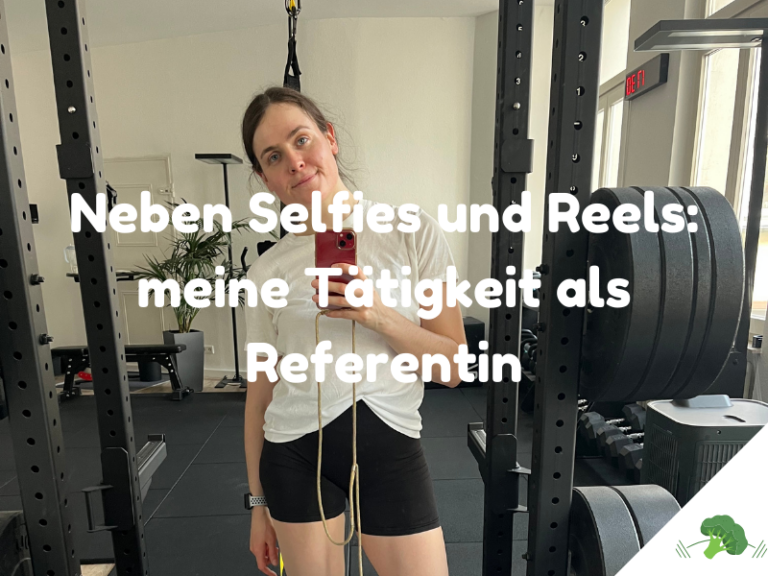 Frau steht in Sportkleidung in einem Fitnessraum, hält ein Smartphone in der Hand und macht ein Spiegelselfie. Im Hintergrund sind Hanteln, Geräte und Pflanzen zu sehen. Auf dem Bild ist ein Text eingeblendet: „Neben Selfies und Reels: meine Tätigkeit als Referentin“.