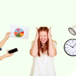 Eine junge Frau hält sich genervt die Ohren zu, umgeben von mehreren Händen, die ihr gleichzeitig ein Diagramm, ein Smartphone, eine Uhr und ein Megafon entgegenhalten – Symbolbild für Reizüberflutung und mentale Überforderung durch zu viel Wissen und Anforderungen.