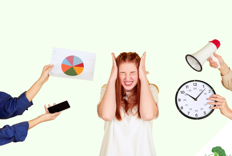 Eine junge Frau hält sich genervt die Ohren zu, umgeben von mehreren Händen, die ihr gleichzeitig ein Diagramm, ein Smartphone, eine Uhr und ein Megafon entgegenhalten – Symbolbild für Reizüberflutung und mentale Überforderung durch zu viel Wissen und Anforderungen.