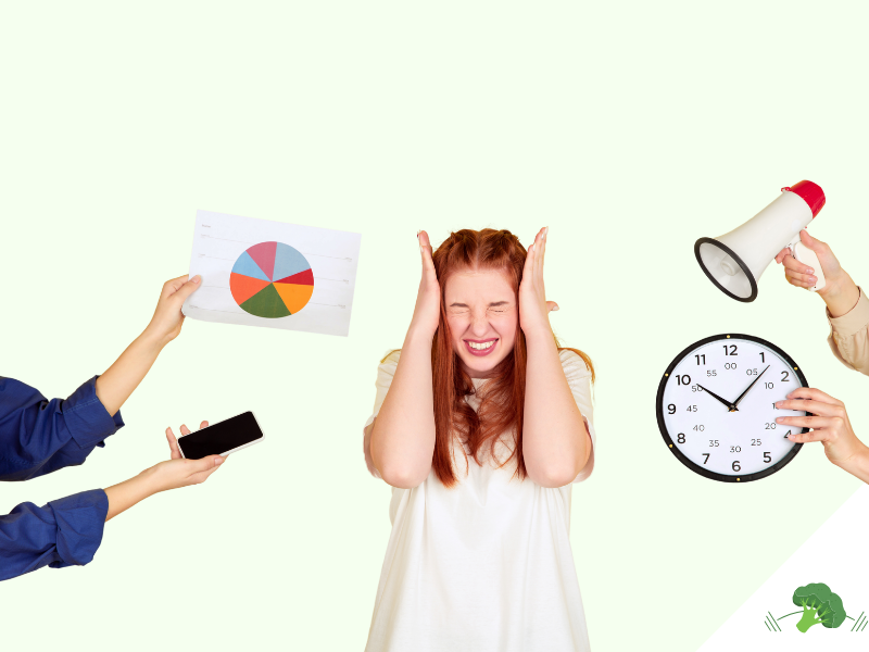Eine junge Frau hält sich genervt die Ohren zu, umgeben von mehreren Händen, die ihr gleichzeitig ein Diagramm, ein Smartphone, eine Uhr und ein Megafon entgegenhalten – Symbolbild für Reizüberflutung und mentale Überforderung durch zu viel Wissen und Anforderungen.