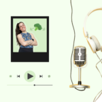Eine lächelnde Frau mit langen dunklen Haaren und einem geometrisch gemusterten Top steht mit verschränkten Armen vor einem grünen Hintergrund, auf dem ein Brokkoli-Icon zu sehen ist. Rechts neben ihr hängen große weiße Kopfhörer und ein silbernes Retro-Mikrofon an einem Kabel. Unten im Bild befindet sich ein grafischer Audioplayer mit Play-Button.
