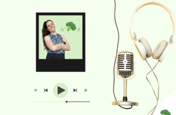 Eine lächelnde Frau mit langen dunklen Haaren und einem geometrisch gemusterten Top steht mit verschränkten Armen vor einem grünen Hintergrund, auf dem ein Brokkoli-Icon zu sehen ist. Rechts neben ihr hängen große weiße Kopfhörer und ein silbernes Retro-Mikrofon an einem Kabel. Unten im Bild befindet sich ein grafischer Audioplayer mit Play-Button.