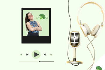 Eine lächelnde Frau mit langen dunklen Haaren und einem geometrisch gemusterten Top steht mit verschränkten Armen vor einem grünen Hintergrund, auf dem ein Brokkoli-Icon zu sehen ist. Rechts neben ihr hängen große weiße Kopfhörer und ein silbernes Retro-Mikrofon an einem Kabel. Unten im Bild befindet sich ein grafischer Audioplayer mit Play-Button.