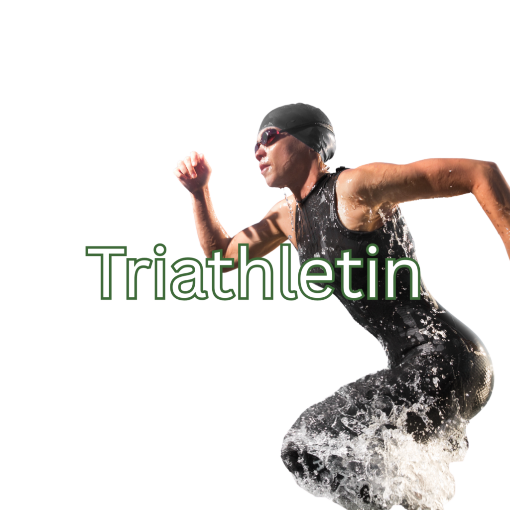 Eine Person in einem schwarzen Triathlonanzug und Badekappe sprintet dynamisch aus dem Wasser. Wassertropfen und Spritzer umgeben den Körper und unterstreichen die Bewegung. Die Person trägt eine Schwimmbrille, wirkt konzentriert und kraftvoll. Vor dem Motiv steht groß das Wort „Triathletin“, grün umrandet und leicht transparent.