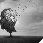 Ein Baum in Form eines menschlichen Kopfes verliert seine Blätter, beginnend im Bereich des Gehirns – eine symbolische Darstellung für geistigen Verfall, wie er bei Alzheimer oder anderen neurodegenerativen Erkrankungen auftreten kann.
