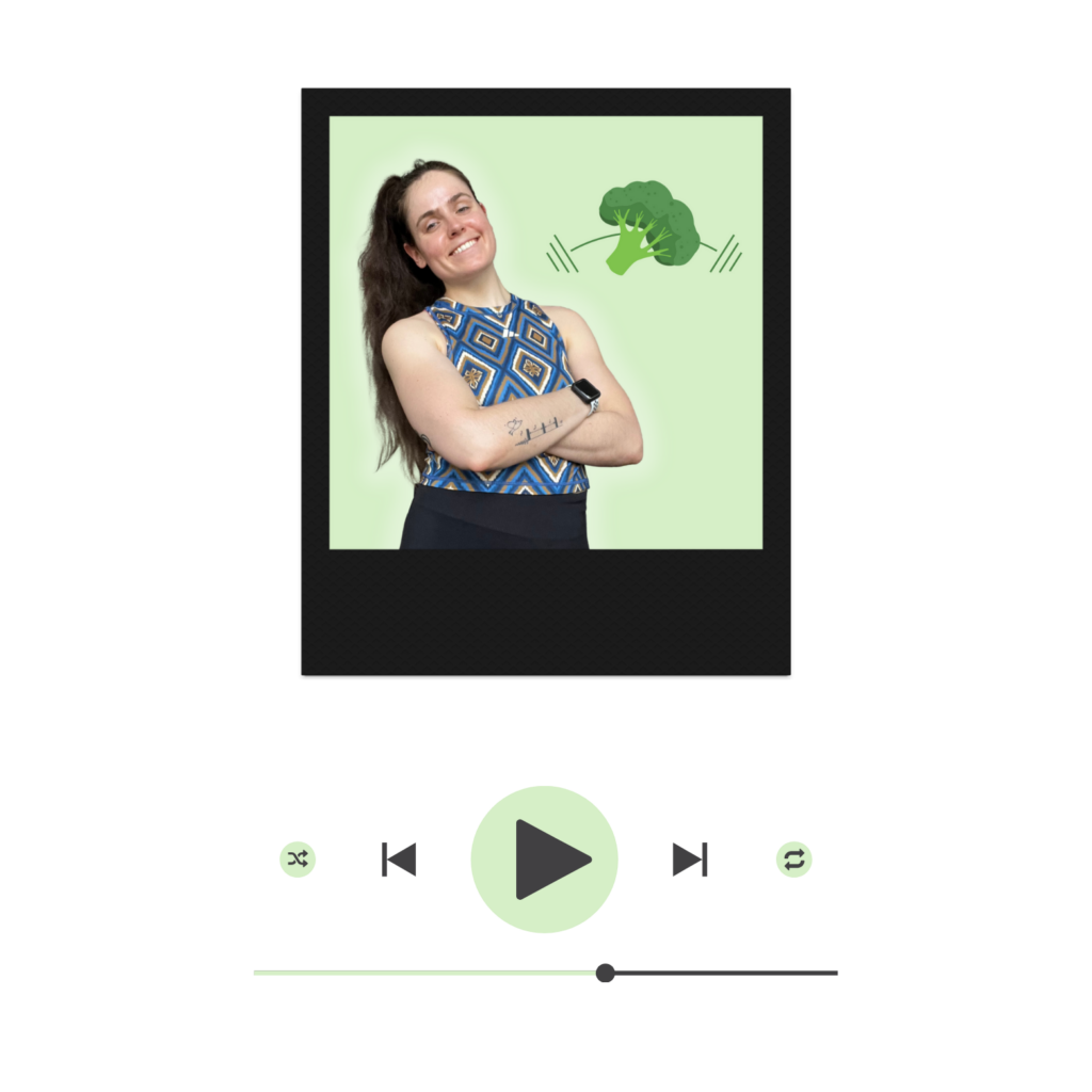Grafik im Stil eines Musikplayers mit grünem Hintergrund: Eine lächelnde Frau mit seitlich offenem Haar steht mit verschränkten Armen, trägt ein blau-gelb gemustertes Sporttop und eine schwarze Hose; neben ihr ist ein stilisierter Brokkoli mit Bewegungslinien abgebildet, darunter Play-Button und Abspielleiste.