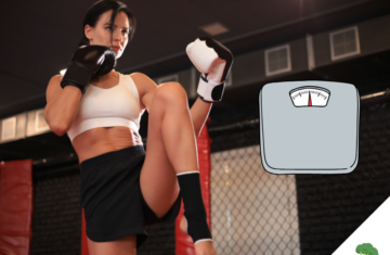 Eine sportliche Frau im Kampfsport-Outfit führt einen Kick in einem Trainingskäfig aus; sie trägt Boxhandschuhe und konzentriert sich auf ihre Technik. Rechts neben ihr ist eine Illustration einer Körperwaage eingeblendet, die auf das Thema Gewicht hinweist.