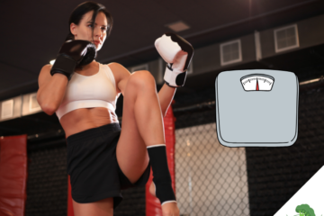 Eine sportliche Frau im Kampfsport-Outfit führt einen Kick in einem Trainingskäfig aus; sie trägt Boxhandschuhe und konzentriert sich auf ihre Technik. Rechts neben ihr ist eine Illustration einer Körperwaage eingeblendet, die auf das Thema Gewicht hinweist.