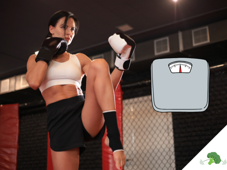 Eine sportliche Frau im Kampfsport-Outfit führt einen Kick in einem Trainingskäfig aus; sie trägt Boxhandschuhe und konzentriert sich auf ihre Technik. Rechts neben ihr ist eine Illustration einer Körperwaage eingeblendet, die auf das Thema Gewicht hinweist.