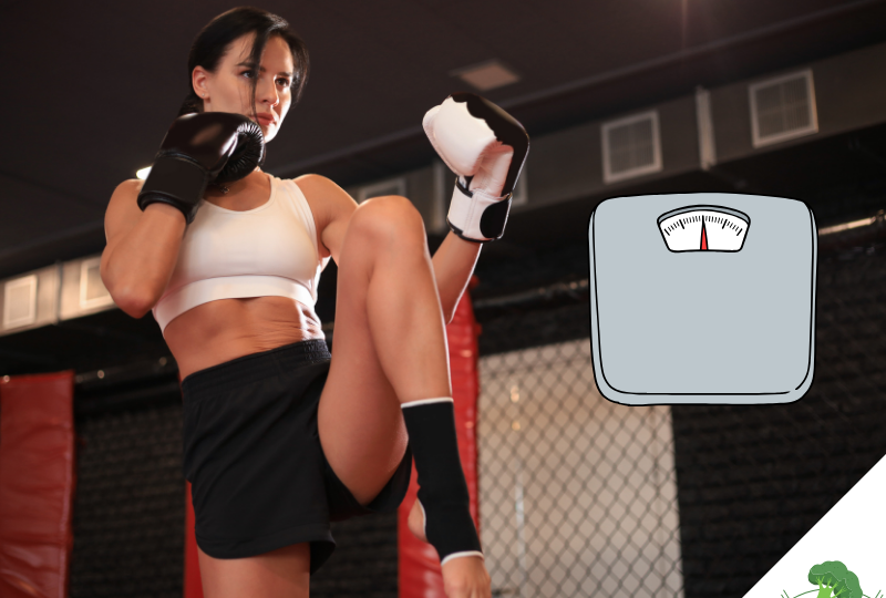 Eine sportliche Frau im Kampfsport-Outfit führt einen Kick in einem Trainingskäfig aus; sie trägt Boxhandschuhe und konzentriert sich auf ihre Technik. Rechts neben ihr ist eine Illustration einer Körperwaage eingeblendet, die auf das Thema Gewicht hinweist.