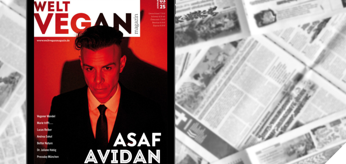 Tablet mit dem Cover der Ausgabe 03|2025 des Welt Vegan Magazins, auf dem der Künstler Asaf Avidan in rotem Licht abgebildet ist, im Hintergrund eine schwarz-weiße Collage aus geöffneten Zeitungsseiten, unten rechts das Logo „Vegane Sporternährung für alle“.