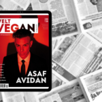 Tablet mit dem Cover der Ausgabe 03|2025 des Welt Vegan Magazins, auf dem der Künstler Asaf Avidan in rotem Licht abgebildet ist, im Hintergrund eine schwarz-weiße Collage aus geöffneten Zeitungsseiten, unten rechts das Logo „Vegane Sporternährung für alle“.