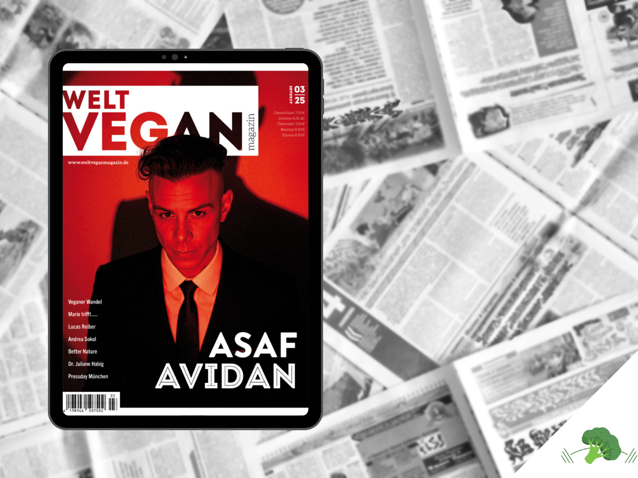 Tablet mit dem Cover der Ausgabe 03|2025 des Welt Vegan Magazins, auf dem der Künstler Asaf Avidan in rotem Licht abgebildet ist, im Hintergrund eine schwarz-weiße Collage aus geöffneten Zeitungsseiten, unten rechts das Logo „Vegane Sporternährung für alle“.