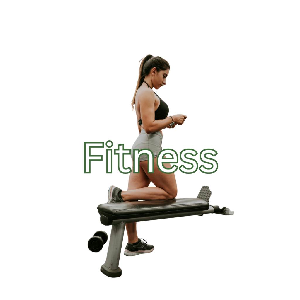 Frau in Sportkleidung kniet auf einer Hantelbank im Fitnessstudio und schaut auf ihr Smartphone, schwarzer Hintergrund, Schriftzug „Fitness“ im Vordergrund.