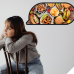 Eine nachdenklich wirkende Frau sitzt rückwärts auf einem Stuhl und lehnt den Kopf auf ihre verschränkten Arme; über ihrem Kopf erscheint eine Sprechblase mit Bildern von Fast Food wie Burgern, Pommes, Chips und Hot Dogs.