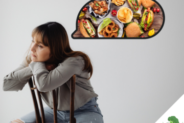 Eine nachdenklich wirkende Frau sitzt rückwärts auf einem Stuhl und lehnt den Kopf auf ihre verschränkten Arme; über ihrem Kopf erscheint eine Sprechblase mit Bildern von Fast Food wie Burgern, Pommes, Chips und Hot Dogs.