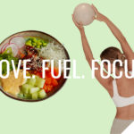 Frau in Sportkleidung streckt sich mit einem Gymnastikball über dem Kopf, daneben eine bunte Bowl mit frischen Zutaten wie Gurke, Edamame, Radieschen und Sprossen auf hellgrünem Hintergrund, darüber der Schriftzug "MOVE. FUEL. FOCUS."