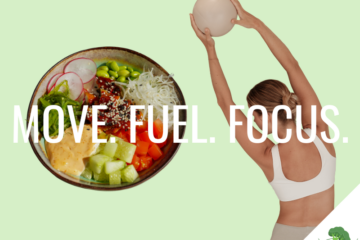 Frau in Sportkleidung streckt sich mit einem Gymnastikball über dem Kopf, daneben eine bunte Bowl mit frischen Zutaten wie Gurke, Edamame, Radieschen und Sprossen auf hellgrünem Hintergrund, darüber der Schriftzug "MOVE. FUEL. FOCUS."