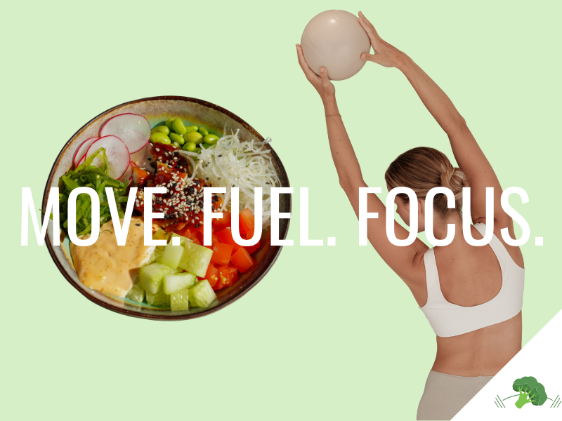 Frau in Sportkleidung streckt sich mit einem Gymnastikball über dem Kopf, daneben eine bunte Bowl mit frischen Zutaten wie Gurke, Edamame, Radieschen und Sprossen auf hellgrünem Hintergrund, darüber der Schriftzug "MOVE. FUEL. FOCUS."