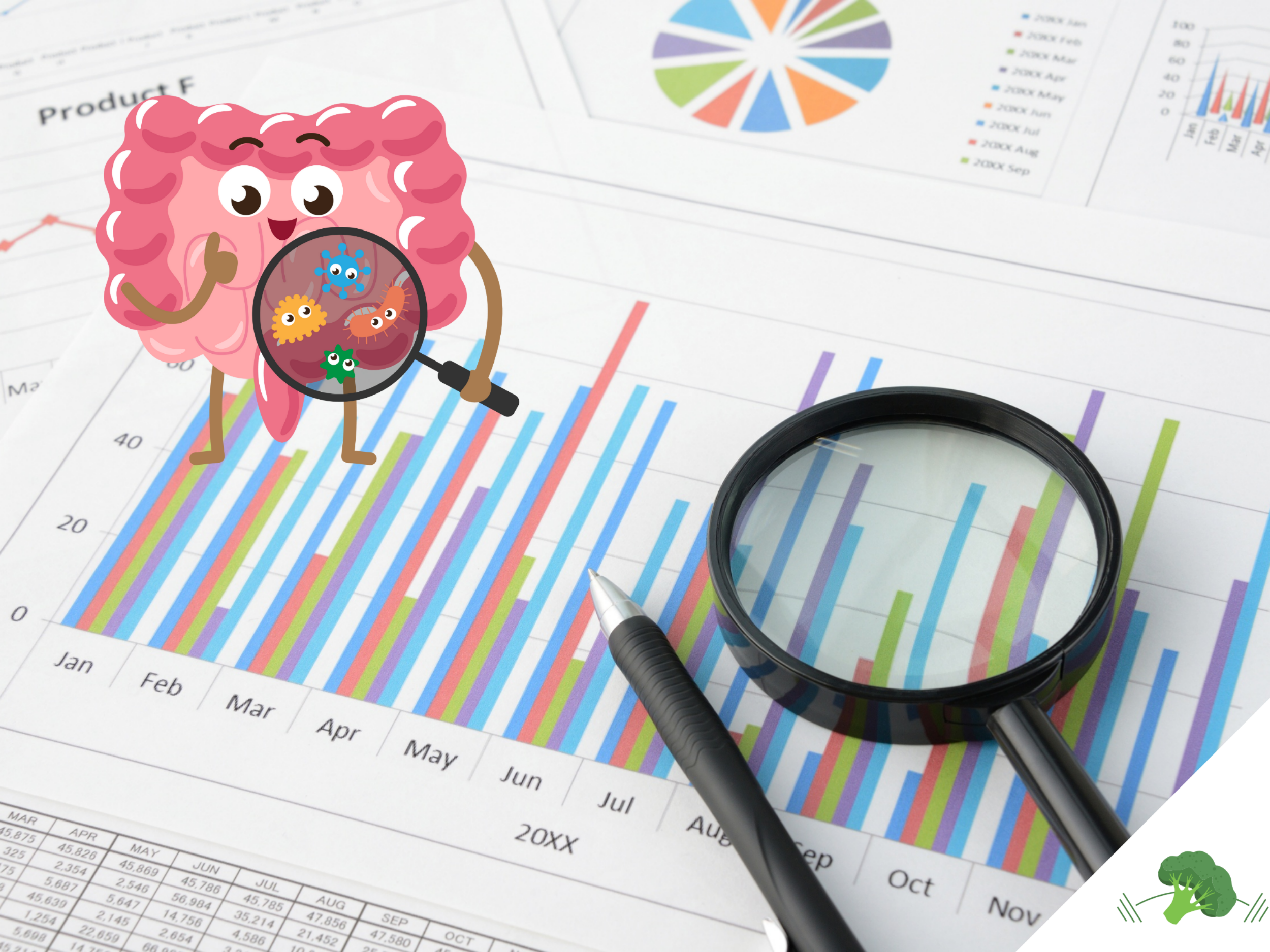 Fröhlich gezeichneter Darm mit Lupe betrachtet bunte Bakterien vor einem Hintergrund aus bunten Balken- und Kreisdiagrammen sowie Zahlen, daneben liegen eine echte Lupe und ein Stift auf einem Datenblatt.