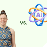 Eine Frau in Sportkleidung lächelt in die Kamera. Neben ihr steht ein stilisiertes Symbol für Künstliche Intelligenz (AI), dargestellt durch bunte, ineinander verschlungene Ringe mit dem Schriftzug „AI“ in der Mitte. Dazwischen steht „vs.“, was auf einen Vergleich zwischen Mensch und Künstlicher Intelligenz hinweist. Der Hintergrund ist hellgrün. In der rechten unteren Ecke ist ein kleines Brokkoli-Symbol.