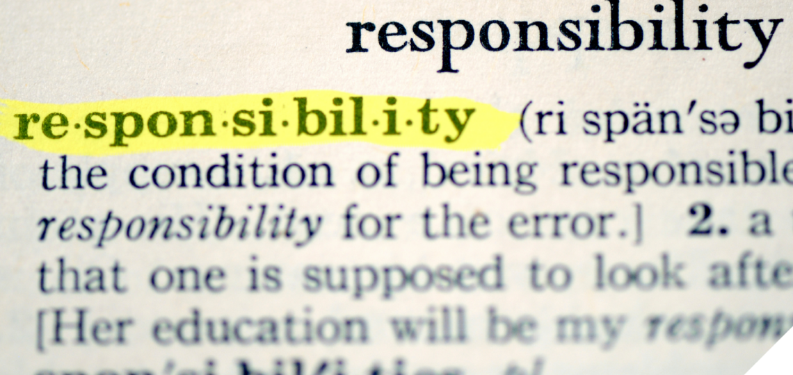 Ein Ausschnitt aus einem englischen Wörterbuch zeigt den Begriff „responsibility“, wobei die Silbentrennung „re·spon·si·bil·i·ty“ gelb markiert ist. Darunter beginnt die Definition des Begriffs. In der rechten unteren Ecke ist ein kleines Brokkoli-Symbol.