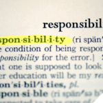 Ein Ausschnitt aus einem englischen Wörterbuch zeigt den Begriff „responsibility“, wobei die Silbentrennung „re·spon·si·bil·i·ty“ gelb markiert ist. Darunter beginnt die Definition des Begriffs. In der rechten unteren Ecke ist ein kleines Brokkoli-Symbol.