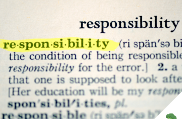 Ein Ausschnitt aus einem englischen Wörterbuch zeigt den Begriff „responsibility“, wobei die Silbentrennung „re·spon·si·bil·i·ty“ gelb markiert ist. Darunter beginnt die Definition des Begriffs. In der rechten unteren Ecke ist ein kleines Brokkoli-Symbol.