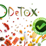 Collage aus verschiedenen Lebensmitteln auf hellem Hintergrund: Das Wort Detox ist aus Gemüse und Chili geformt, links ist eine grüne Lupe zu sehen und rechts ein großer grüner Fact-Check-Stempel. Unten liegen unter anderem Tomaten, Paprika, Lachs, Milch, Käse, Öl, Zwiebeln, Obst und weiteres Gemüse verstreut.