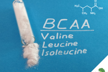 Reagenzglas mit weißem Pulver auf blauem Hintergrund, daneben die Aufschrift BCAA mit den Begriffen Valine, Leucine und Isoleucine sowie die chemische Strukturformel von Leucin oben rechts