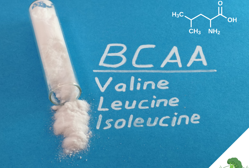 Reagenzglas mit weißem Pulver auf blauem Hintergrund, daneben die Aufschrift BCAA mit den Begriffen Valine, Leucine und Isoleucine sowie die chemische Strukturformel von Leucin oben rechts