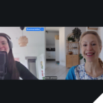 Zwei Frauen in einem Online-Podcast-Interview: links mit Kopfhörern vor einem Mikrofon, rechts lächelnd in einem hellen Wohnraum sitzend