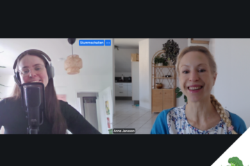 Zwei Frauen in einem Online-Podcast-Interview: links mit Kopfhörern vor einem Mikrofon, rechts lächelnd in einem hellen Wohnraum sitzend