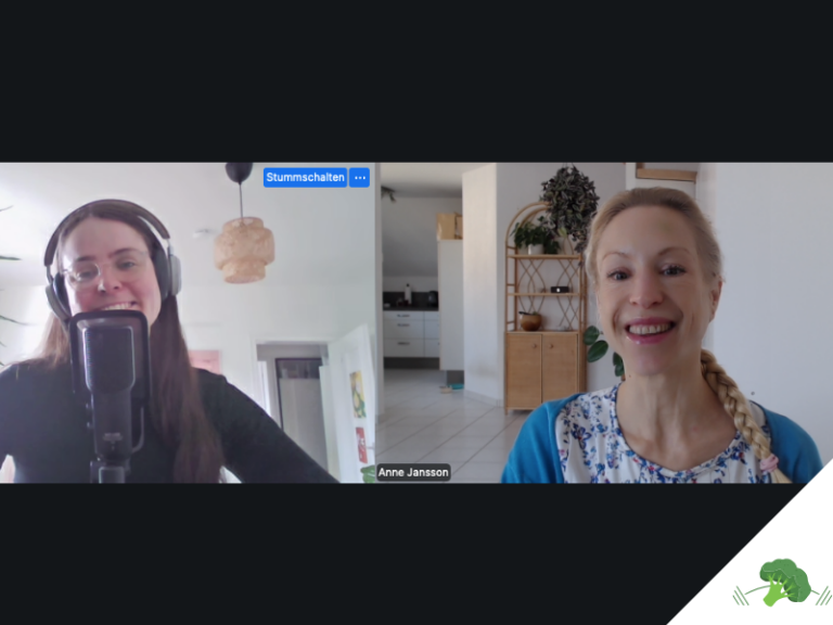 Zwei Frauen in einem Online-Podcast-Interview: links mit Kopfhörern vor einem Mikrofon, rechts lächelnd in einem hellen Wohnraum sitzend
