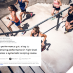 Sportlerinnen laufen gemeinsam eine Betontreppe im Freien hinauf, während im Vordergrund ein Ausschnitt einer wissenschaftlichen Studie zum Zusammenhang von Darmmikrobiom und sportlicher Leistung eingeblendet ist
