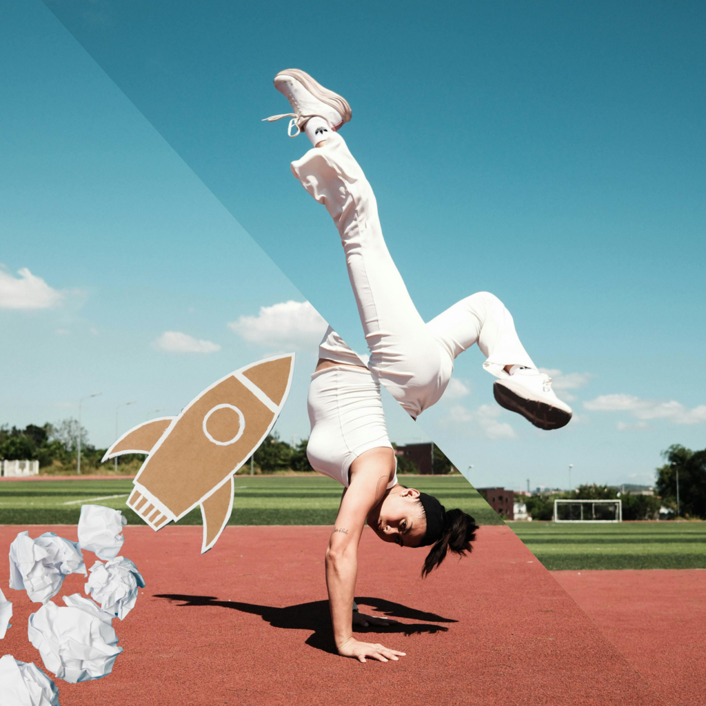 Collage einer Person im Handstand auf einer Laufbahn mit einer gezeichneten Rakete und Papierknäueln als Symbol für Energie, Bewegung und Neustart.