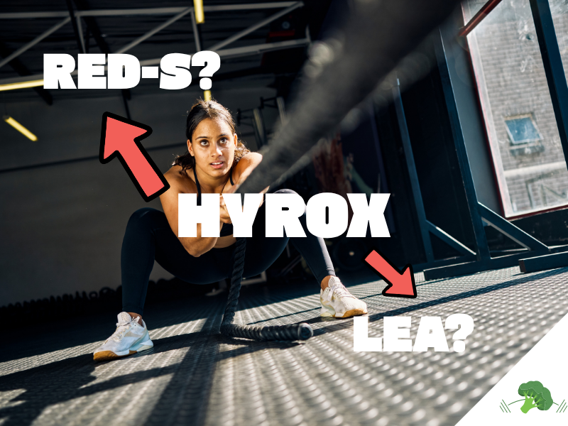 Frau beim intensiven HYROX-Training im Fitnessstudio mit Battle Ropes und Hinweisen auf RED-S und Low Energy Availability (LEA) im Zusammenhang mit intensivem Sporttraining