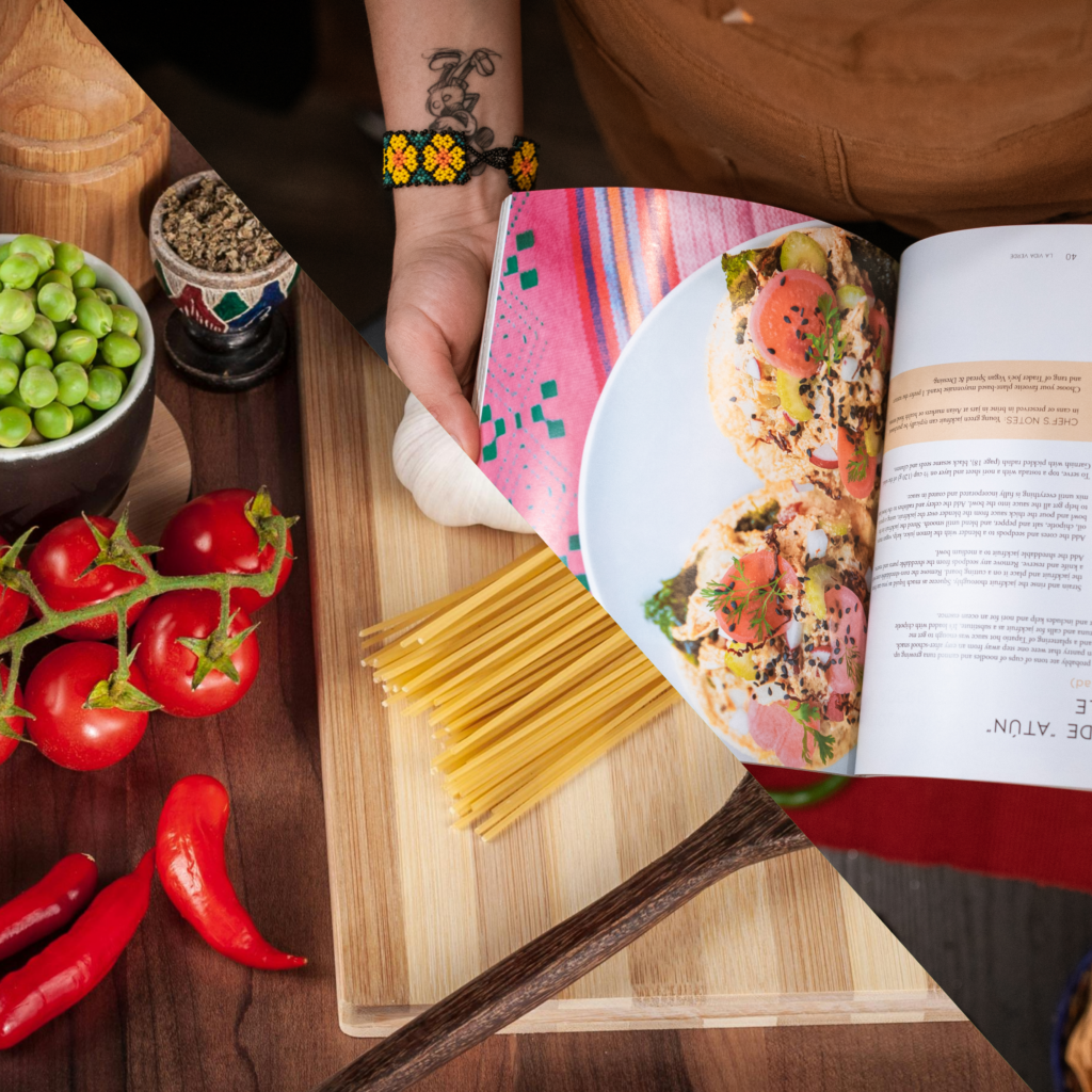 Person blättert in einem geöffneten Kochbuch mit farbigen Rezeptfotos. Auf einem Holztisch liegen frische Zutaten wie Tomaten, grüne Hülsenfrüchte, Chilischoten, Knoblauch und ungekochte Spaghetti. Die Szene ist diagonal geteilt und verbindet die Zubereitung pflanzlicher Lebensmittel mit Inspiration durch Rezepte und Kochen.