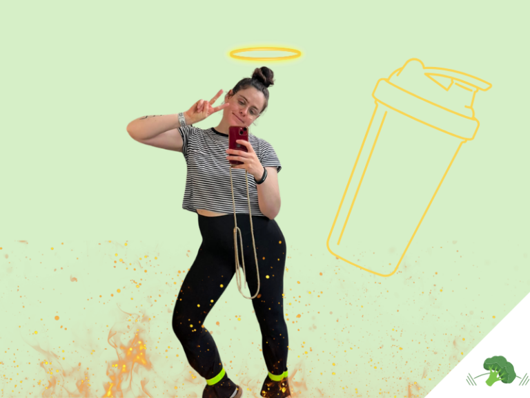 Junge Frau in Sportkleidung macht vor einem Spiegelselfie ein Peace-Zeichen. Über ihrem Kopf schwebt ein Heiligenschein, während im Hintergrund eine stilisierte Trinkflasche zu sehen ist. Am unteren Bildrand sind Flammen dargestellt, die das Thema „Sporternährungshölle“ humorvoll aufgreifen. Die Person hält ein rotes Smartphone in der Hand und blickt in die Kamera.